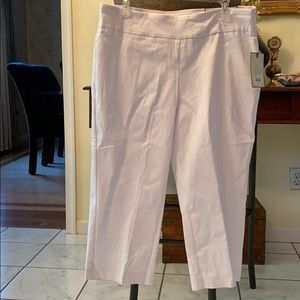 Dana Buchanan. NWT white capris. Size L